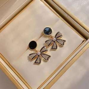 विशेष पेशकश कोरियन ब्लैक धनुष इयररिंग्स प्राकृतिक पत्थर डायमंड लाइट लक्जरी सुरुचिपूर्ण होंग कांग शैली के आला डिजाइन कान स्टड - Product Image 2