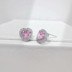 Pendientes de latón personalizados con corte rosa y piedras de colores, joyería de moda económica, chapados en rodio, clásicos pendientes de circonita cúbica con forma de corazón. - Product Image 3