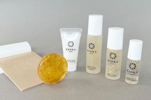 Coffret de soins japonais à la feuille d'or : Nettoyant visage, Tonique, Sérum, Crème hydratante à l'acide hyaluronique et au collagène – Kit de voyage pour essayer les soins de la peau - Product Image 2