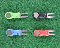 Outil de réparation de divots de golf pliable avec bouton escamotable et marqueur de balle magnétique, marqueur de golf, outil de réparation de divots de type switchblade