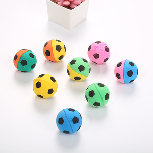 Ballon interactif en latex écologique pour chat, jouet à mâcher et à imprégner, motif football, vente en gros à prix abordable - Product Image 2