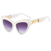 Nouvelles Lunettes de soleil œil de chat transfrontalières avec chaîne en métal en forme de cœur, style rétro, grandes, pointues, dorées, légères, protection UV, polyvalentes
