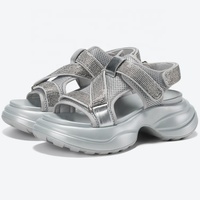 Sandales compensées à brides croisées en maille argentée, talon épais, fermeture à boucle, doublure en cuir véritable respirante, pour femme, idéales pour l'extérieur en été
