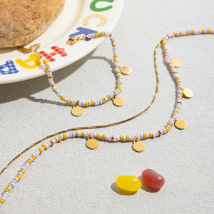 Collier superposé avec perles colorées et breloques rondes dorées pour femme, ensemble de bijoux tendance, design multi-niveaux - Product Image 4