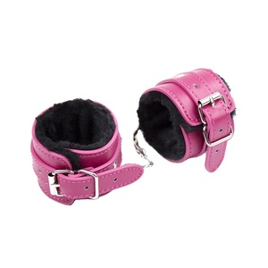 Наручники для БДСМ-игр Yamamoto SM017, розовые, из искусственной кожи и меха, секс-игрушка для взрослых - Product Image 2