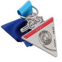 Médaille de finisseur triangulaire personnalisée, médaille en métal sur mesure avec breloque supplémentaire pour les événements de course de longue distance