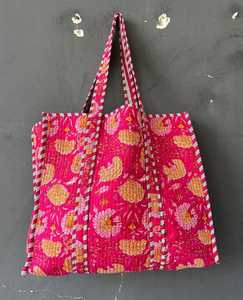 กระเป๋าผ้าฝ้ายลายควิลท์ งานฝีมือพิมพ์ลายบล็อกแบบดั้งเดิม กระเป๋าสะพายไหล่สำหรับเดินทางและช้อปปิ้ง - Product Image 3