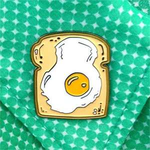 Personnalisé <span class=keywords><strong>prix</strong></span> usine oeuf frit sur toast épinglette petit <span class=keywords><strong>d</strong></span>éjeuner brunch nourriture ensoleillé côté vers le haut oeuf pain mignon émail chapeau épingle insigne - Product Image 2