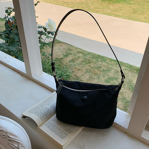 Bolso tipo dumpling de tela Oxford de nailon ligero e impermeable, estilo coreano, para mujer, bolso bandolera con cremallera y botón. - Product Image 4