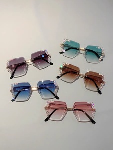 Nuova vendita calda senza montatura taglio <span class=keywords><strong>occhiali</strong></span> <span class=keywords><strong>da</strong></span> <span class=keywords><strong>sole</strong></span> eleganti <span class=keywords><strong>da</strong></span> <span class=keywords><strong>donna</strong></span> di lusso con diamanti di lusso <span class=keywords><strong>da</strong></span> <span class=keywords><strong>donna</strong></span> <span class=keywords><strong>occhiali</strong></span> <span class=keywords><strong>da</strong></span> <span class=keywords><strong>sole</strong></span> <span class=keywords><strong>occhiali</strong></span> <span class=keywords><strong>da</strong></span> <span class=keywords><strong>sole</strong></span> all'ingrosso - Product Image 5