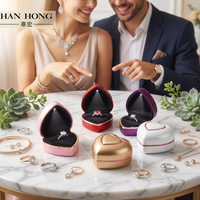 Boîte à bagues pour couples en plastique en forme de cœur avec double bordure dorée, doublure en velours, boîte à bijoux personnalisée de couleur violette avec lumière LED