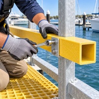Plateforme d'accès modulaire en PRV avec garde-corps en grille, escaliers et supports structurels