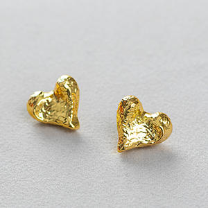 Pendientes de tuerca de latón chapados en oro de 18 quilates al por mayor, joyería Vintage, pendientes de tuerca de moda con corazón martillado para mujer - Product Image 4