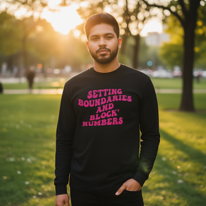 Camiseta de manga larga con estampado de números y frases sobre el establecimiento de límites - Product Image 1