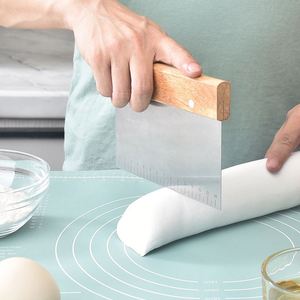 Grattoir et hachoir à pâte multifonction en acier inoxydable avec logo personnalisé imprimé, manche en bois, fabriqué en Chine, autres marques - Product Image 4
