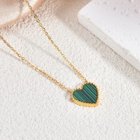 Collier Cœur en Acier Inoxydable Plaqué Or 18K avec Pendentifs Délicats en Nacre et Onyx Noir pour Femme – Vente en Gros, Anti-ternissement