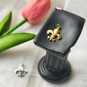 Ciondolo Fleur de Lys Placcato Oro 18k, Simbolo della Scoutismo, Charm con Emblema di Heraldica, Gioiello in Stile Antico - Product Image 4