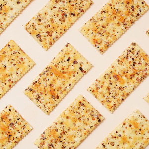 Factory Direct Supply Knusprige 180g Quinoa Salzige Tricolor Soda <span class=keywords><strong>Cracker</strong></span> in Box für Nachmittags tee Günstiger Preis - Product Image 3