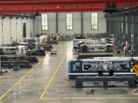 Tour CNC personnalisable de 1,5 m de long pour usinage de rouleaux de convoyeur, avec double mandrin de 95 mm et deux porte-outils à double extrémité