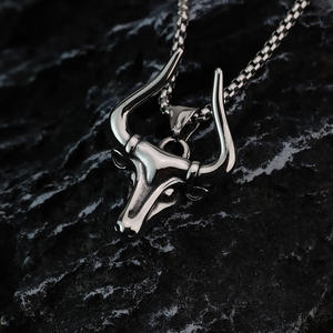 Collar con colgante de cabeza de toro de acero inoxidable para hombre, amuleto de animal, regalo para combinar con ropa - Product Image 1