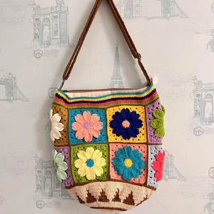 Sac fourre-tout à bandoulière en crochet fait main pour femme, accessoire de mode avec motif floral et design de panier tricoté personnalisé - Product Image 3
