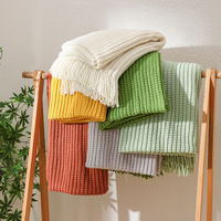 Vente en gros de couvertures tricotées en acrylique doux pour canapé-lit texturé avec logo imprimé personnalisé pour la décoration intérieure de couleur unie