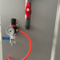 Testeur de pulvérisation salin pour tester la résistance à la corrosion des pièces peintes sans qu'il n'y ait de dégarnissement de la peinture sous des conditions spécifiées