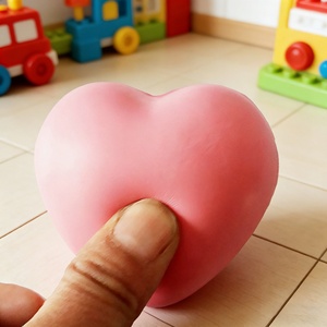 Nouveauté : Vente en gros de balles anti-stress en mousse PU en forme de cœur personnalisées, jouets promotionnels pour la publicité - Product Image 4