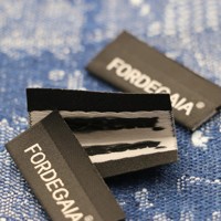 Étiquettes de marque personnalisées en polyester satiné de haute qualité, écologiques, auto-adhésives, tissées, pliées aux extrémités, multi-formes pour vêtements et sacs