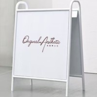 Support publicitaire pliable double face sur pied en acier thermolaqué pour extérieur avec panneau imprimé UV
