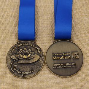 Pas cher brillant <span class=keywords><strong>or</strong></span> 2D en relief Sport Race Finisher femmes ouvert 8KM <span class=keywords><strong>médaille</strong></span> de course avec logo Laser - Product Image 5