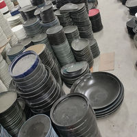 Vente en gros d'usine de porcelaine noire de grade B plats et assiettes en céramique vendus par tonne modèles mixtes emballage en vrac boîte brune