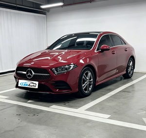 Popular Sedán Deportivo B-enz a 180L 2021 en Excelente Estado Es un Auto de 3 Puertas con Interior Oscuro y Asientos de Cuero - Product Image 3