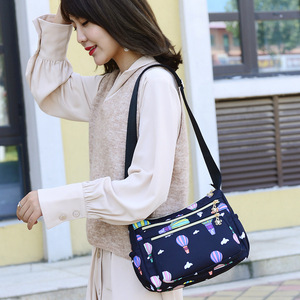 Sac bandoulière portable vintage en nylon pour femmes d'âge moyen et âgées – Vente en gros disponible - Product Image 1