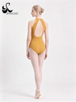 Ropa de Baile de Entrenamiento Amarilla con Cuello Halter y Malla Floral en Relieve de Anna Shi, con Abertura Frontal y Espalda Descubierta para Ballet