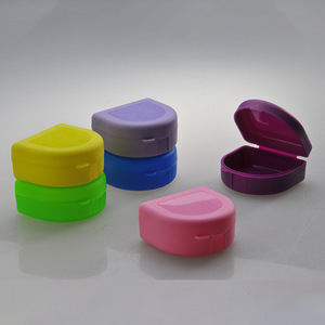 Estuche para Dentadura Postiza de Plástico Semicircular Completo con Malla para Cuidado Bucal de Adultos - Product Image 1