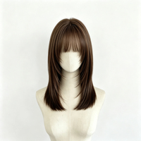 La perruque mi-longue dégradée marron avec frange a une texture lisse et anti-frisottis, idéale pour les trajets quotidiens.