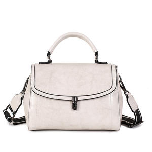 Bolso marrón vintage y bandolera con diseño de piel. - Product Image 2