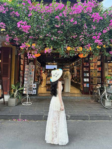 Vestido Midi Blanco con Encaje Floral y Adorno de Plumas, Hecho en Vietnam, Cintura Natural, Bordado con Ojales, Detalle de Lazo Delantero - Product Image 6