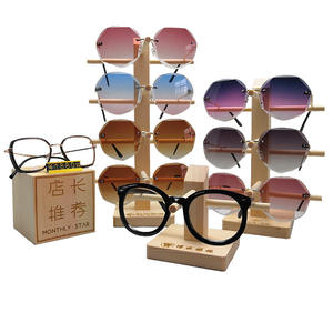 Présentoir en bois personnalisé pour 6 paires de lunettes de soleil, idéal pour les magasins d'optique - Product Image 5