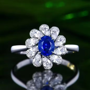 Fournisseur de bijoux fins SGARIT, bague de fiançailles en or blanc 18 carats massif avec saphir bleu naturel de 0,75 carat et diamants - Product Image 1