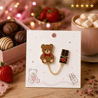 Broche en émail souple Ours en peluche Saint-Valentin, Broche chocolat, Chaîne dorée, Bijou délicat, Badge de vente en gros, Épingle de revers personnalisée, Usine OEM