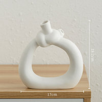 Vase en céramique de luxe léger, forme unique, style INS, sensation haut de gamme, style crème, accessoire décoratif nordique pour l'entrée de la maison