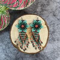 Boucles d'oreilles pendantes bohèmes faites à la main avec perles colorées en forme de fleur, tissées à la main avec des perles de riz et des pompons floraux