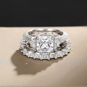 Anello Statement con Zirconi per Uomo e Donna, Gioiello di Lusso alla Moda per Dito Indice - Product Image 1