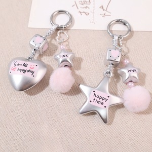 <span class=keywords><strong>Llavero</strong></span> de moda con bola de peluche, corazón y estrella plateados mate, dijes para bolso de niña, <span class=keywords><strong>llavero</strong></span> para coche, bola de pelo rosa, <span class=keywords><strong>llavero</strong></span> Y2K - Product Image 1