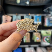 Fabrication en gros d'insignes en métal épingles en émail minimum bas épingles de revers de logo personnalisé pour sacs chapeau vêtements