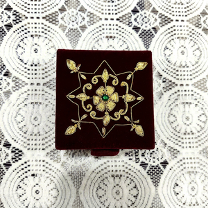 Caja Zardozi de seda MDF decorativa con hermoso bordado perfecto para guardar y exhibir prendas elegantes - Product Image 1