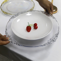 Plaque de chargeur en plastique transparent de 13 pouces pour restaurant en gros de nouveau style avec bord argenté pour la décoration d'événements