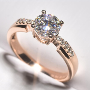 Anello solitario a quattro punte per donna, stile con pietre scintillanti, elegante gioiello da dito alla moda - Product Image 1